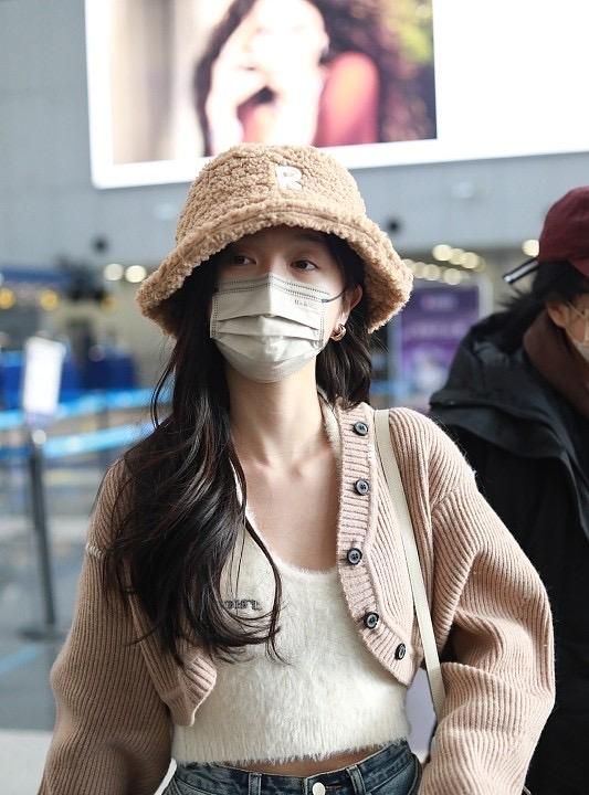 短上衣阔腿裤套装吴宣仪机场出镜被赞素颜女神