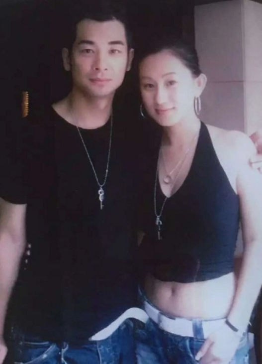 49岁赵文卓送老婆鲜花和蛋糕合照比心超甜蜜小女儿出镜太可爱