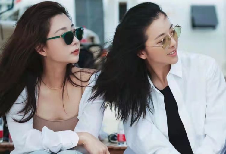 42岁殷桃与黄小蕾海边度假穿低胸吊带炫身材皮肤白嫩十分惹眼