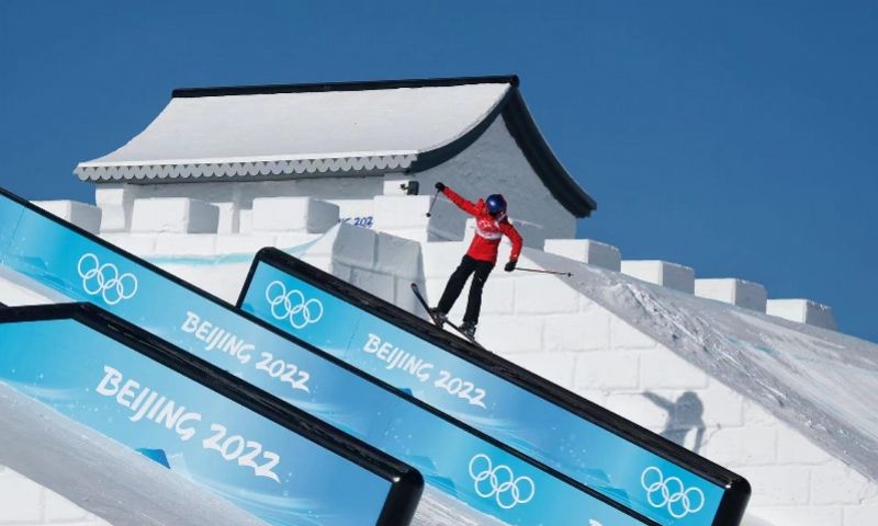 谷爱凌资格赛第三晋级坡面障碍决赛,赛后吃饼悠闲又自信休闲区蓝鸢梦想 - Www.slyday.coM