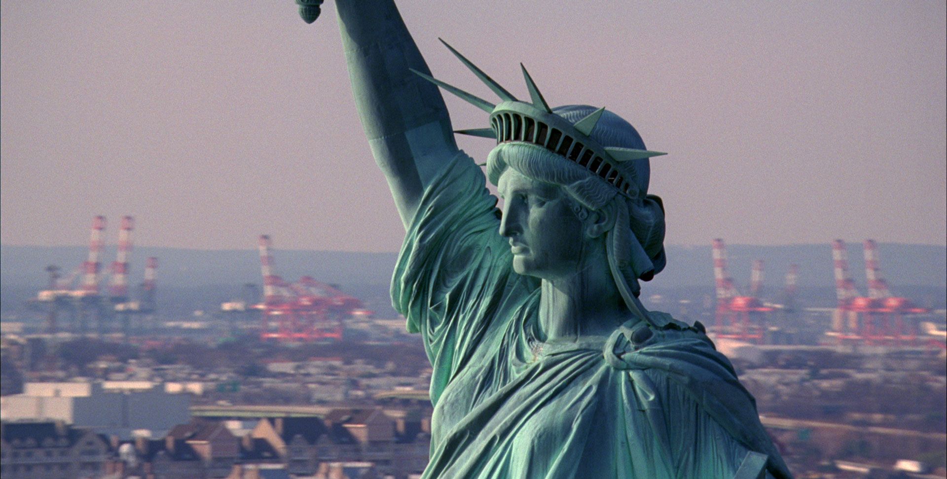 自由女神像身陷火海时间旅客预警美或将在27年内面临灾难