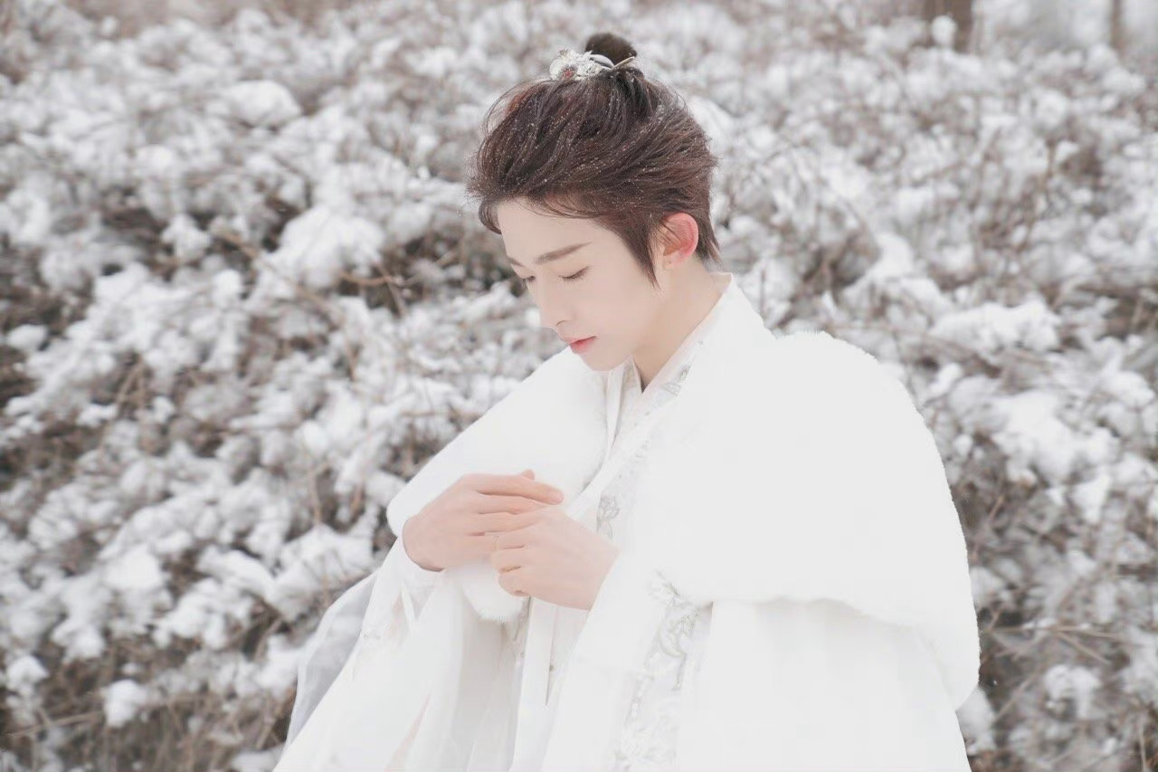 刘宇情人节国风雪地写真翩翩少年温润如玉