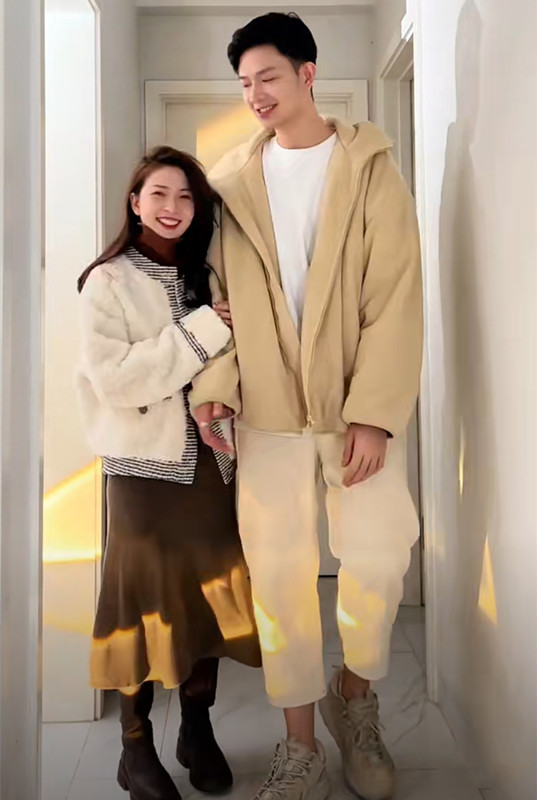 1米58女孩太会打扮,穿搭显瘦又显高,和1米9帅哥一同出镜真登对|小个子