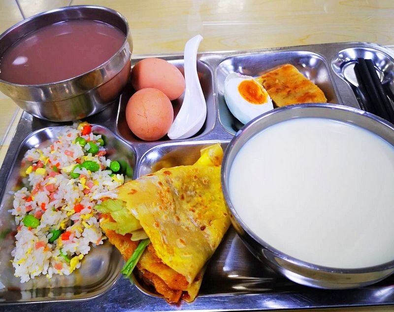 看看初春大食堂早餐,手抓饼胡辣汤馄饨不限量,有这样吃的吗?