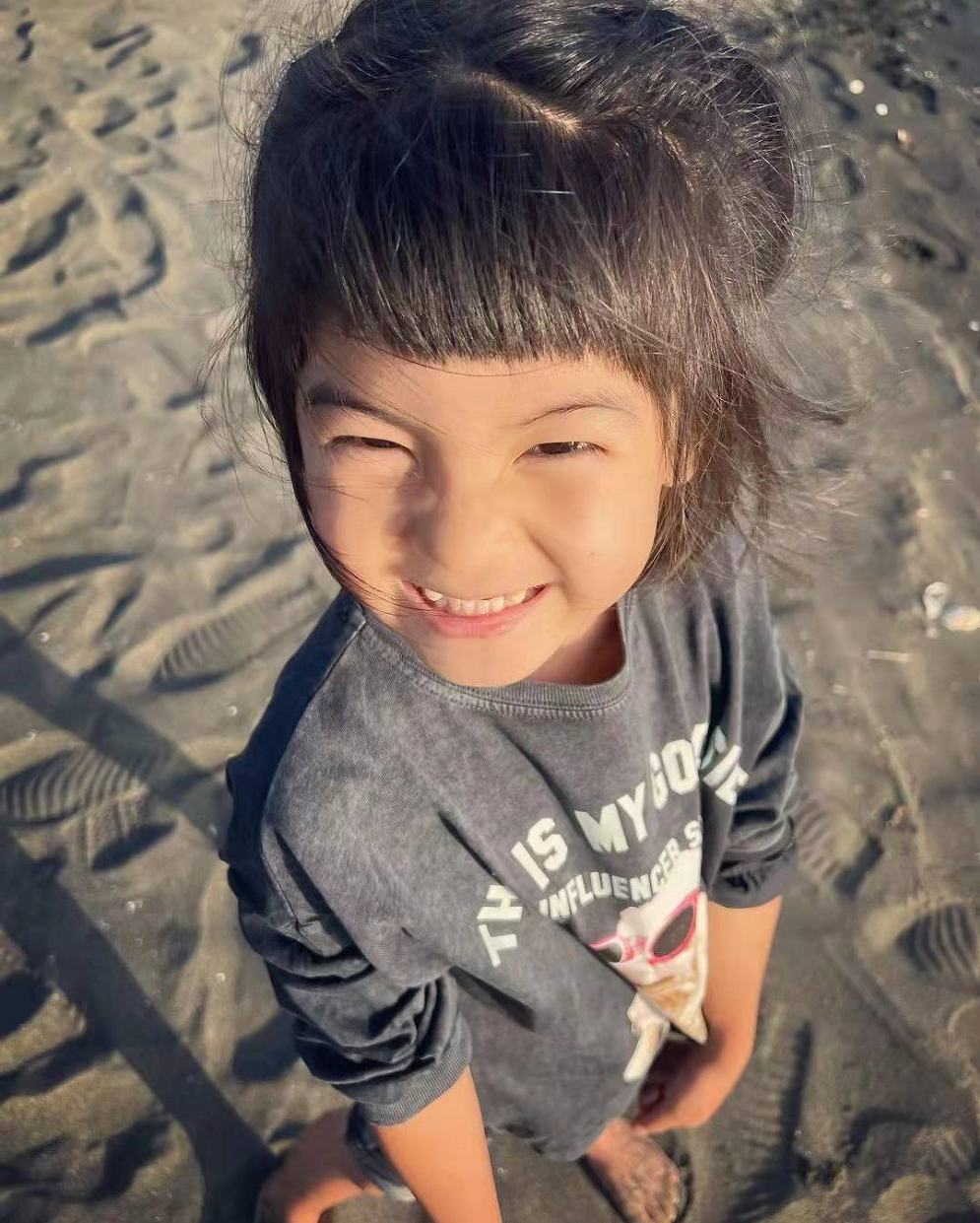 贾静雯晒俩女儿近照7岁咘咘身材抽条与波妞穿姐妹装超水灵