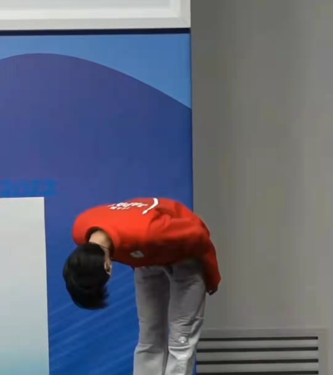 羽生结弦是多么的有礼貌！柚子上台不停地鞠躬，下台三步一鞠躬！休闲区蓝鸢梦想 - Www.slyday.coM