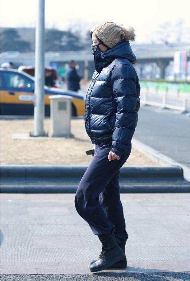 徐静蕾放飞自我穿羽绒服配睡裤走机场黄立行打扮得倒挺帅