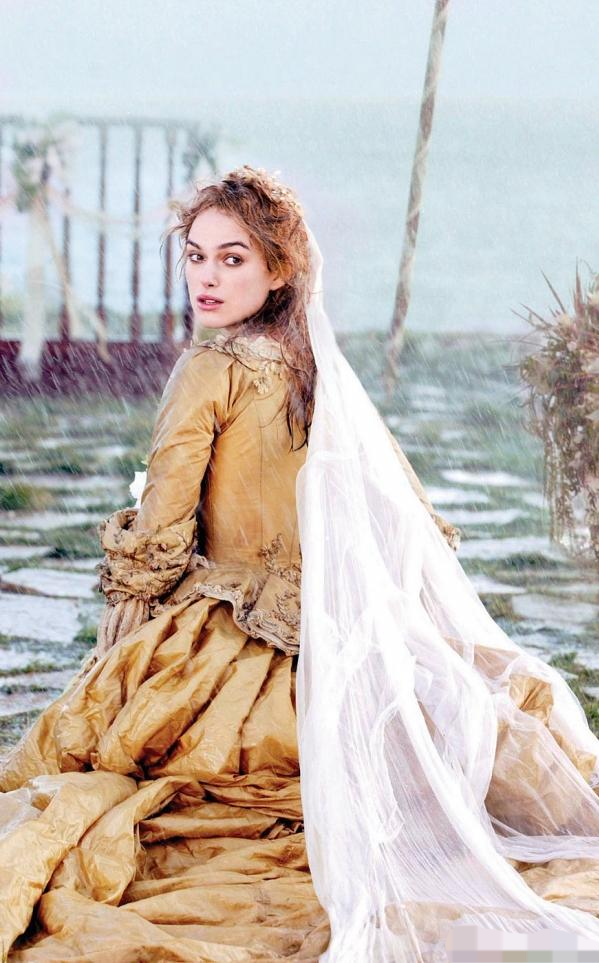 的是关注到凯拉并不是因为她在这系列电影中的贵族小姐扮相有多惊艳