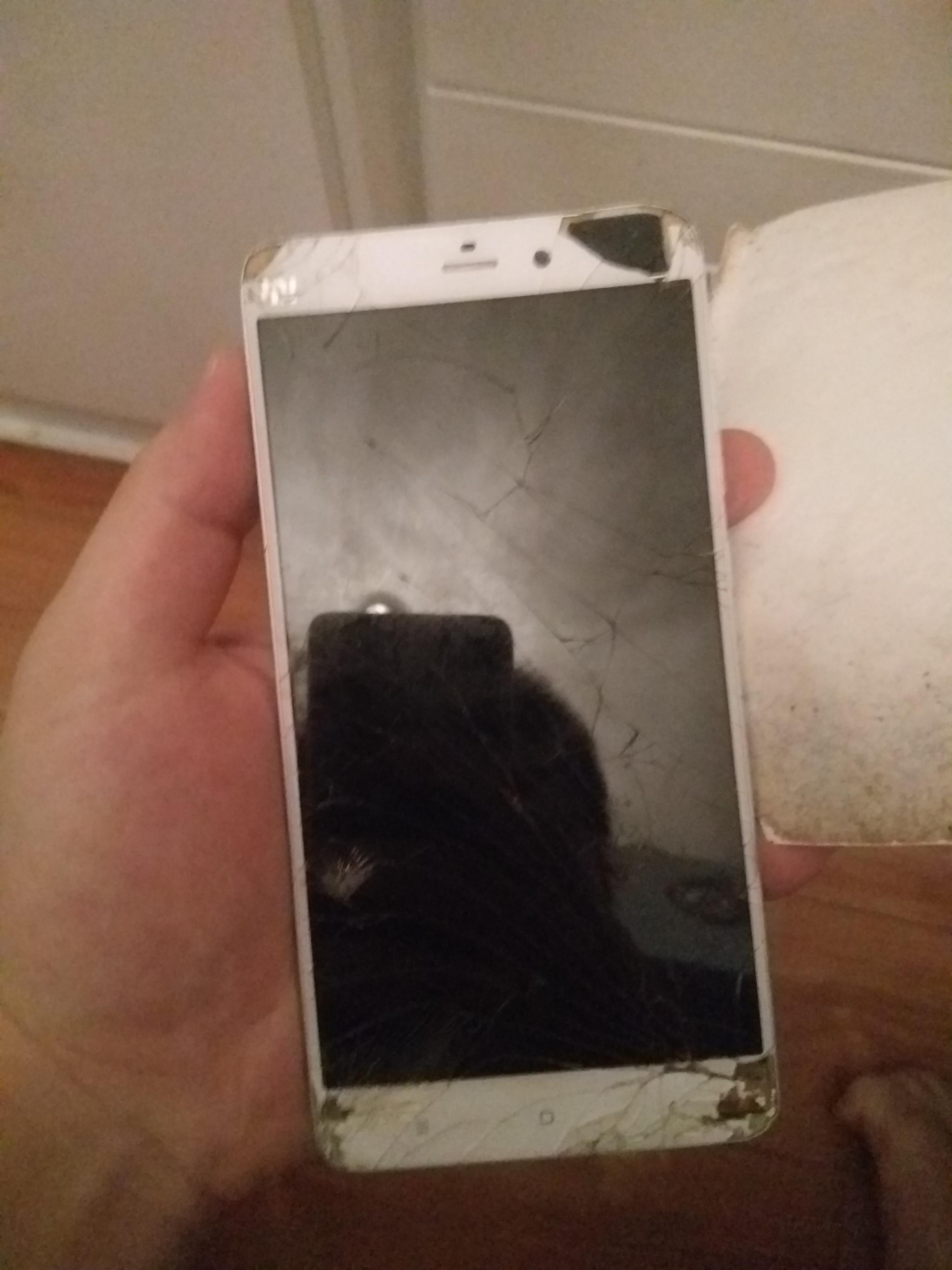 盘点这三年我摔烂屏幕的手机,一个比一个"破相"严重|屏幕|手机|落体