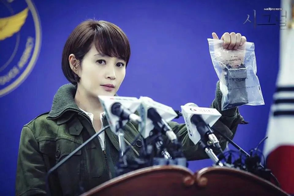 看到金惠秀欧尼在《少年审判》的剧照,瞬间给人《signal》中车秀贤