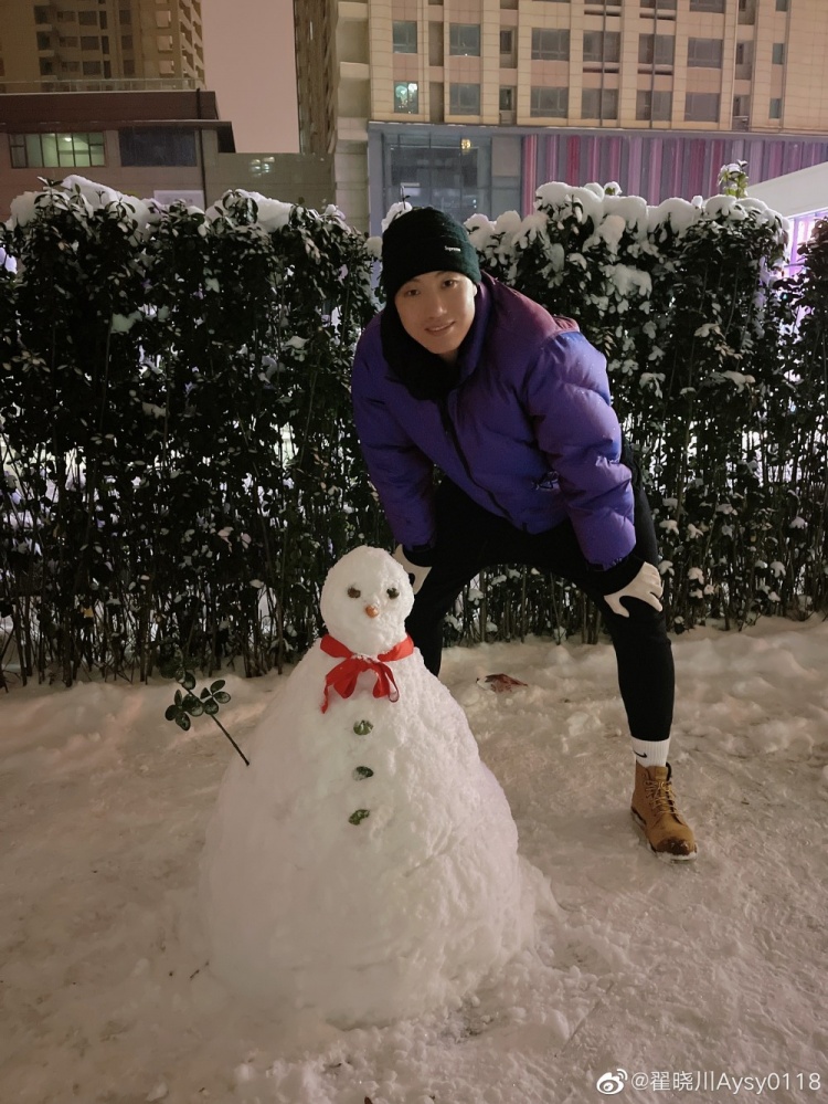 翟晓川微博晒照上次堆雪人儿大概是20年前吧