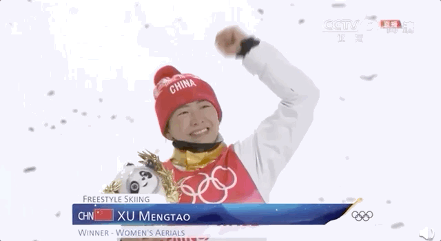 △夺冠后，徐梦桃激动落泪，哭着拿起“金墩墩”。