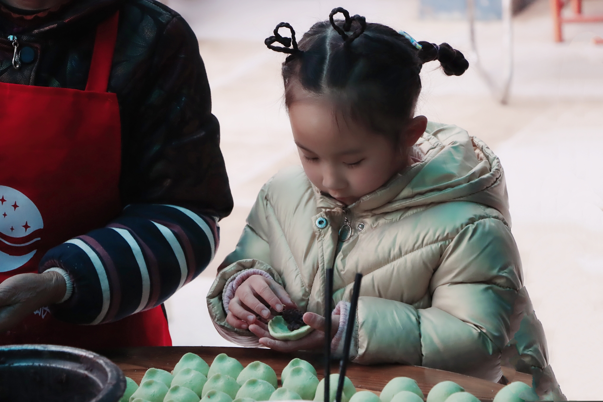 迎元宵 江西万年乡村家家户户忙包元宵果|元宵_新浪新闻