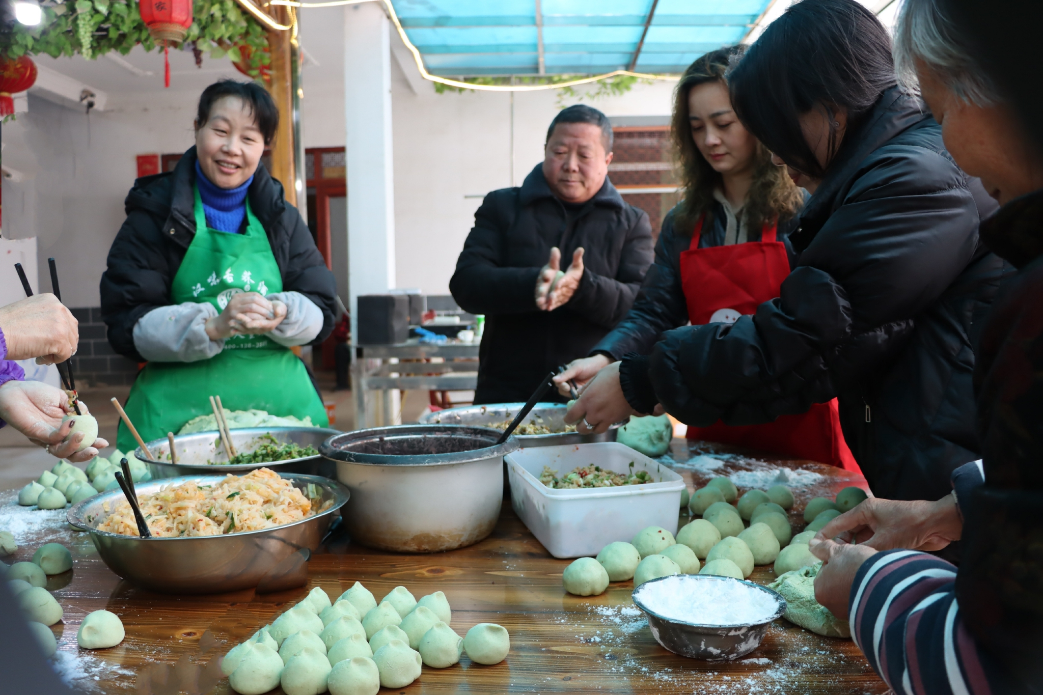 迎元宵 江西万年乡村家家户户忙包元宵果|元宵_新浪新闻