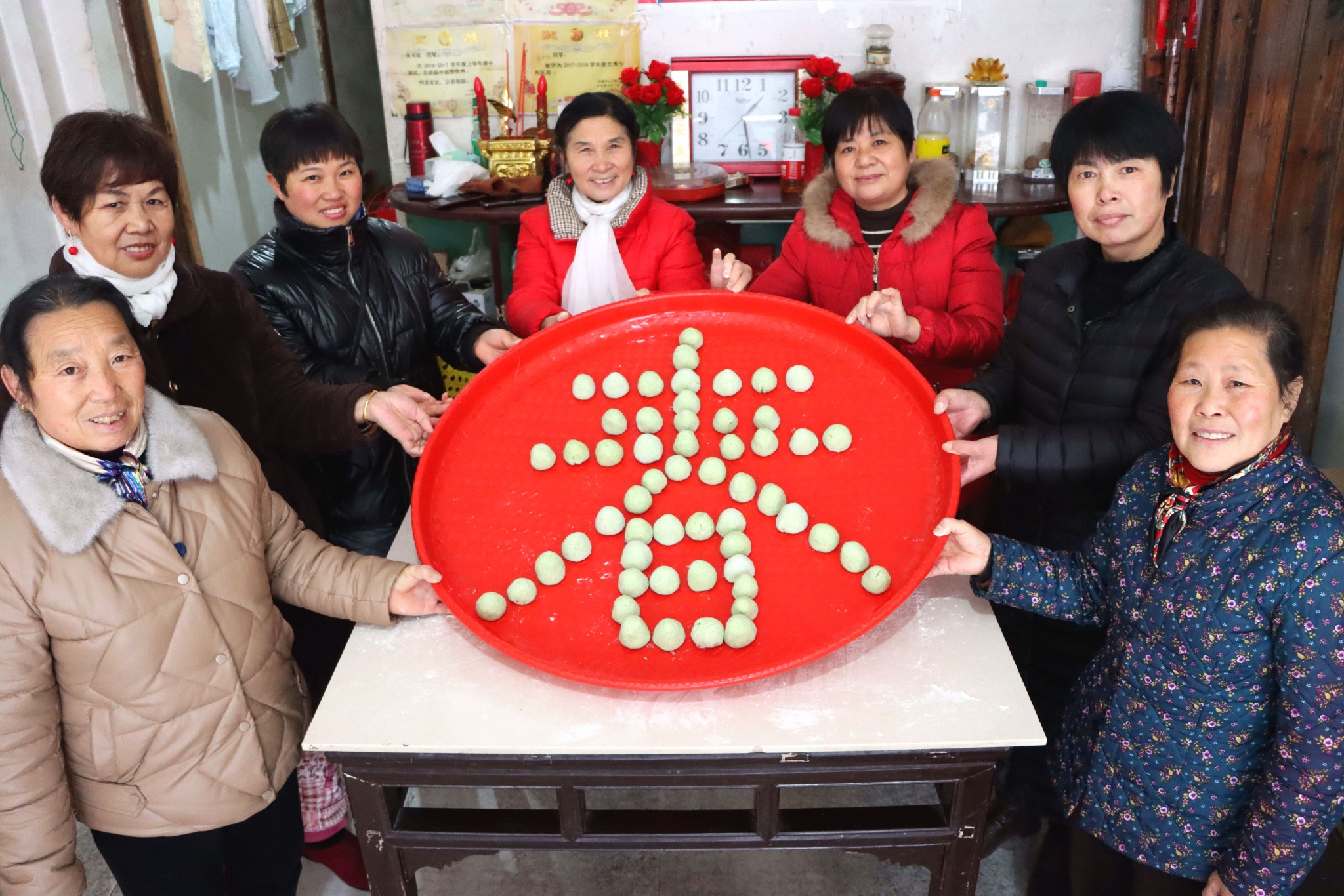 迎元宵 江西万年乡村家家户户忙包元宵果|元宵_新浪新闻