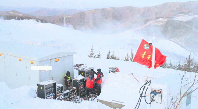 保电人员正在巡视设备