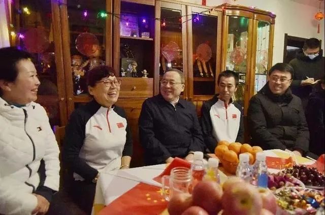 史上最苦的冬奥冠军：裤子是从垃圾站捡的，过年饺子是邻居送的，爸爸哥哥靠修鞋养大了她休闲区蓝鸢梦想 - Www.slyday.coM