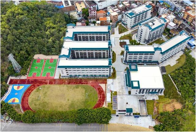 记者了解到,丰华中学,龙山中学扩建项目是《龙江镇中小学校舍扩容提质