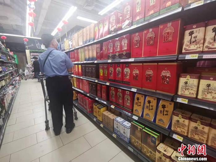 资料图:北京市丰台区一家超市酒类区。 中新网记者 谢艺观 摄