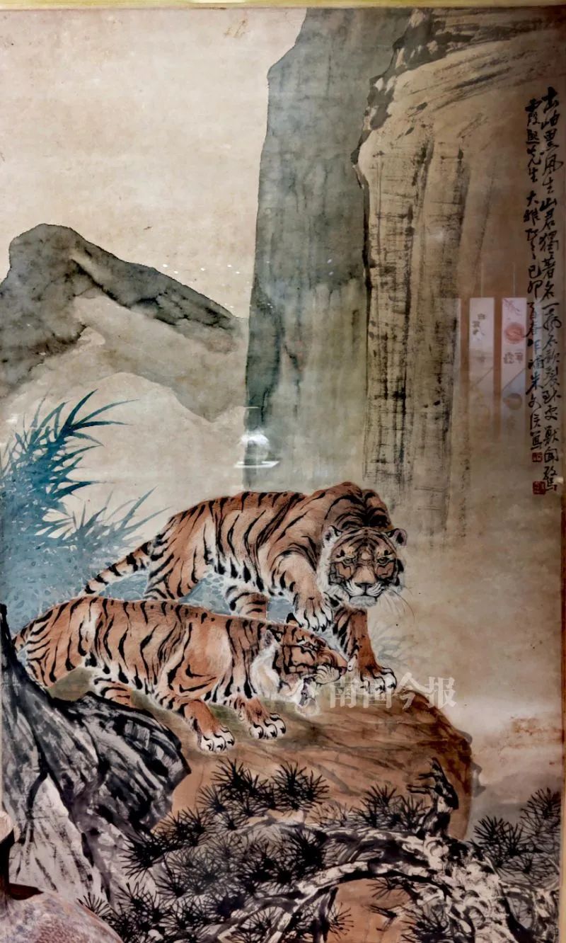 其余七虎,也全是名家之作:现代著名国画家朱文侯的双虎站在山崖之上