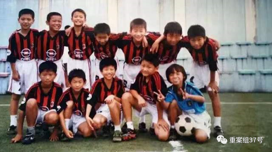  ▲少年时期的王霜（前排右一）在江汉大学的足球场上与男孩竞技。受访者供图