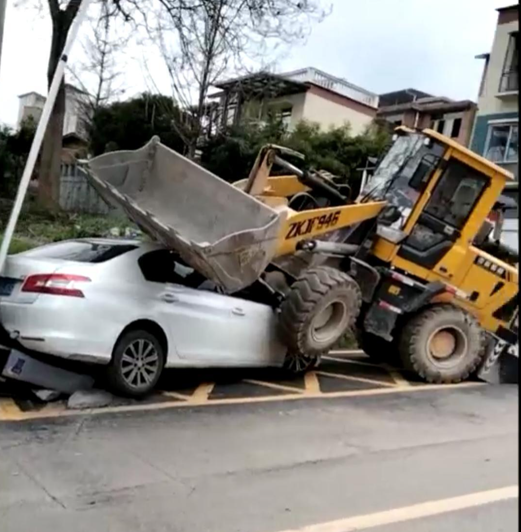 小伙开铲车失控碾压小轿车围观群众最后他花7万从车主手中买下了小