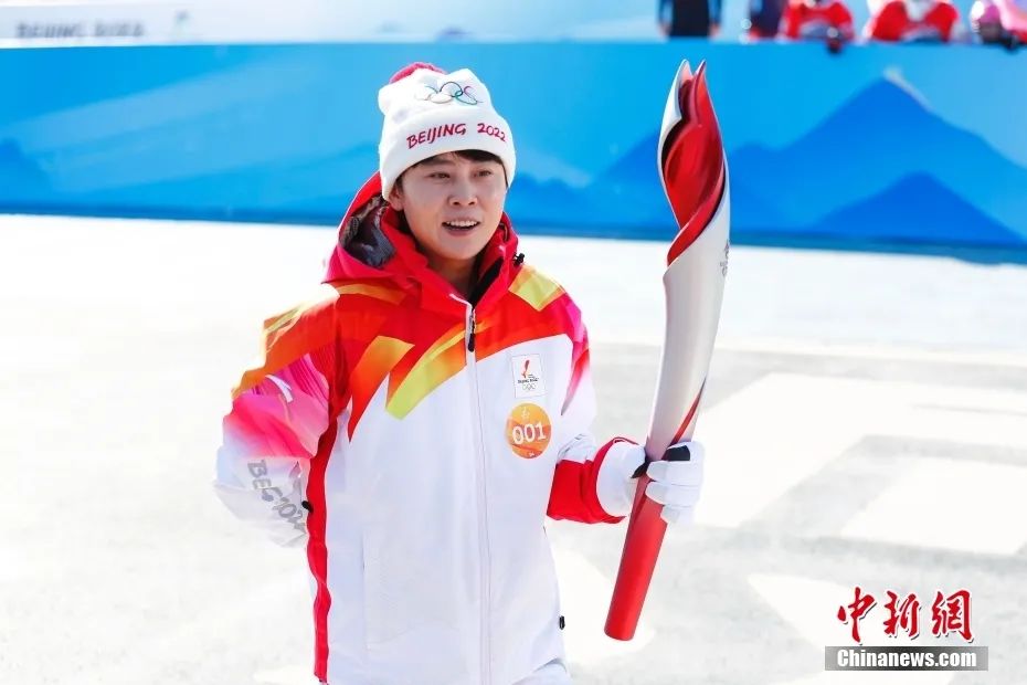 资料图：第一棒火炬手王濛展示火炬。中新社记者 赵隽 摄