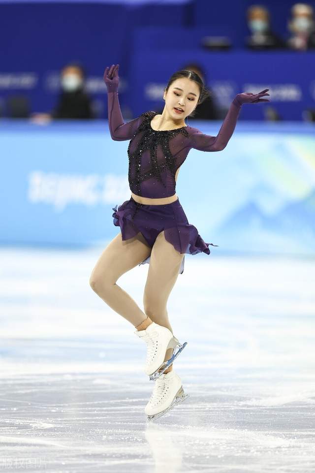 冬奥会花滑女单朱易做到了笑着对观众比心央视解说赞不绝口