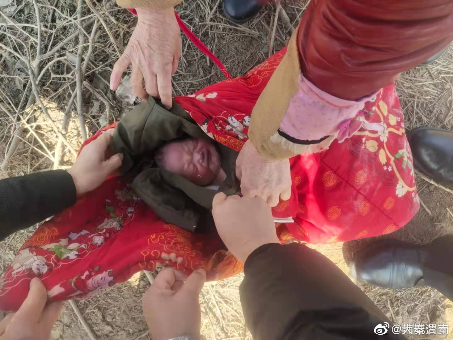 心疼渭南一刚出生的婴儿被遗弃脐带还没剪