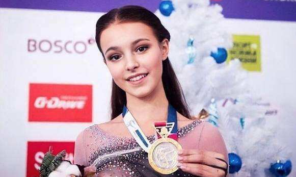 花滑女单短节目！俄奥队三套娃霸榜，日本搅局，朱易无缘自由滑休闲区蓝鸢梦想 - Www.slyday.coM