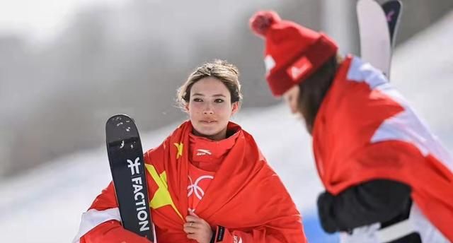 谷爱凌今天又饿了！一边吃包子一边说：1金1银开心，还有1个项目休闲区蓝鸢梦想 - Www.slyday.coM