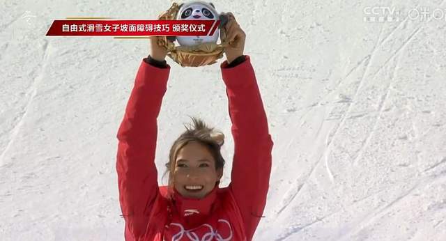 恭喜!谷爱凌86.23分夺银牌,颁奖仪式高举冰墩墩开心笑了休闲区蓝鸢梦想 - Www.slyday.coM 恭喜!谷爱凌86.23分夺银牌,颁奖仪式高举冰墩墩开心笑了休闲区蓝鸢梦想 - Www.slyday.coM