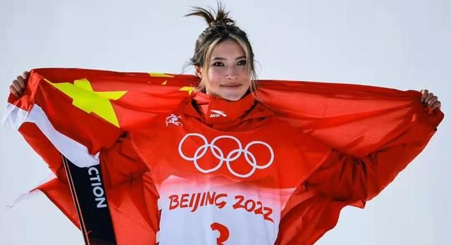 谷爱凌今天又饿了！一边吃包子一边说：1金1银开心，还有1个项目休闲区蓝鸢梦想 - Www.slyday.coM