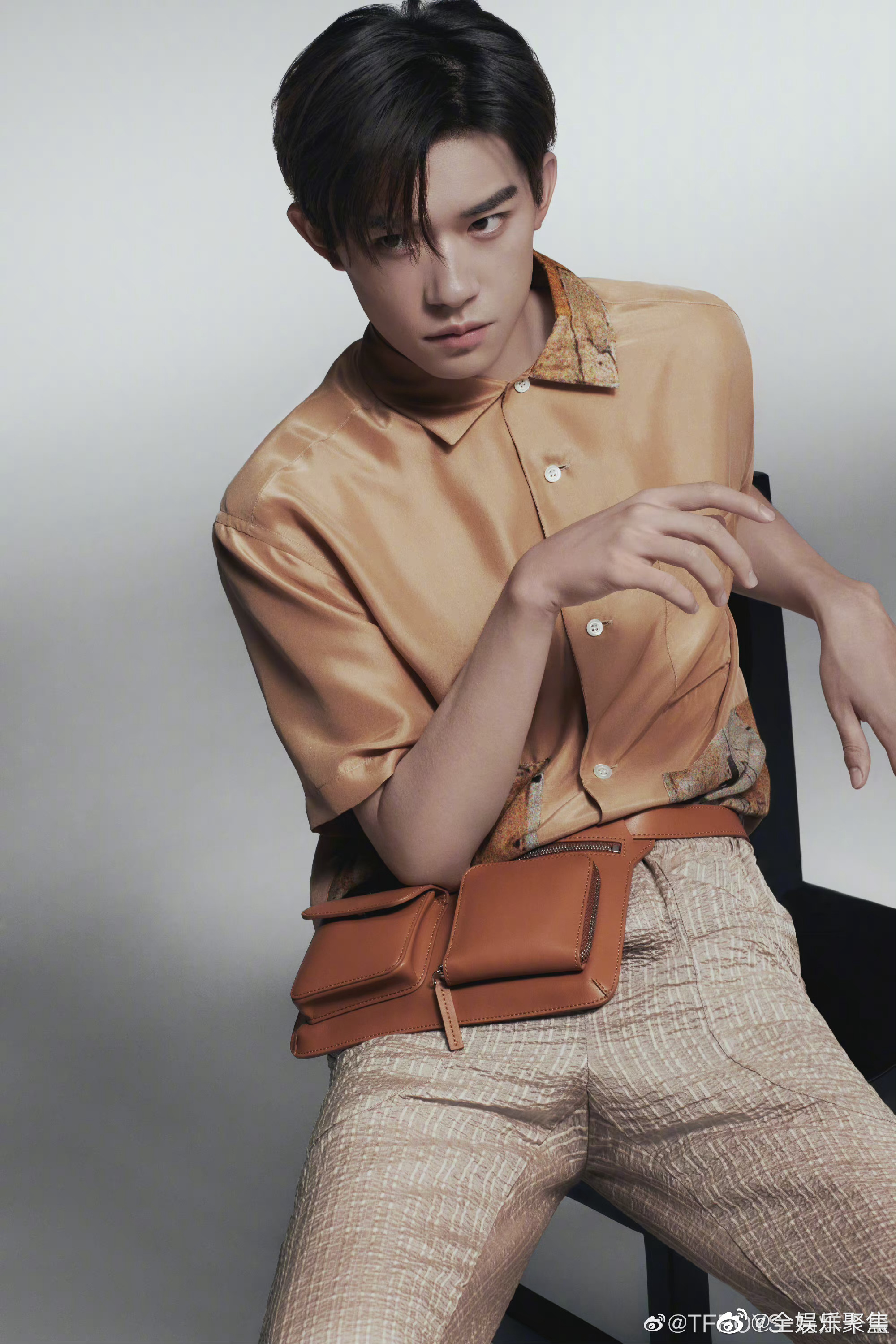 果然有颜值的男孩子就算披个麻袋都帅!易烊千玺多元风格造型图96