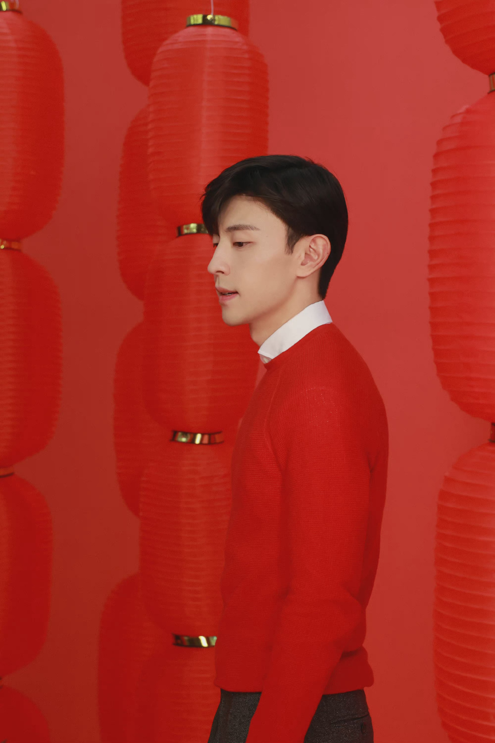 邓伦元宵节红灯笼大片来啦身穿红色毛衣的伦哥给大家送祝福啦