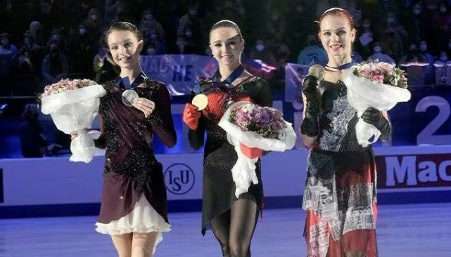 花滑女单短节目！俄奥队三套娃霸榜，日本搅局，朱易无缘自由滑休闲区蓝鸢梦想 - Www.slyday.coM