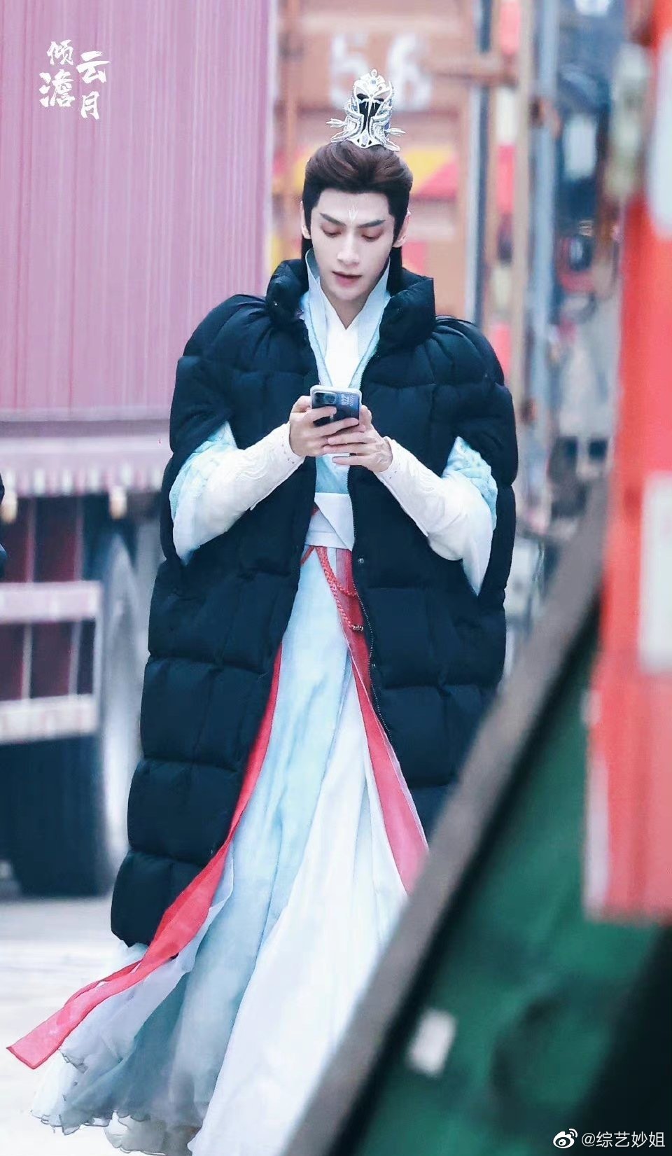 罗云熙长月烬明路透一边走路一边看手机