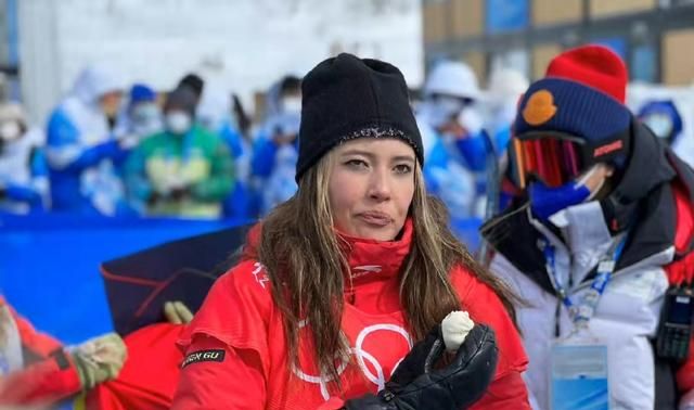 谷爱凌今天又饿了！一边吃包子一边说：1金1银开心，还有1个项目休闲区蓝鸢梦想 - Www.slyday.coM