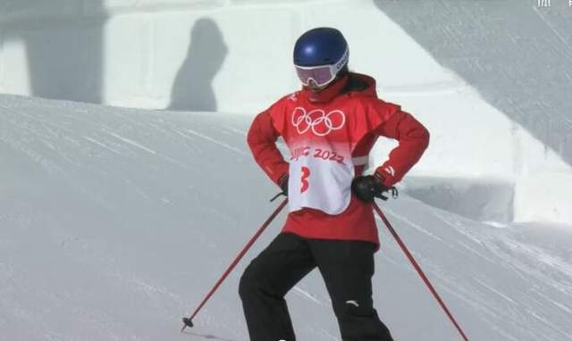 恭喜!谷爱凌86.23分夺银牌,颁奖仪式高举冰墩墩开心笑了休闲区蓝鸢梦想 - Www.slyday.coM 恭喜!谷爱凌86.23分夺银牌,颁奖仪式高举冰墩墩开心笑了休闲区蓝鸢梦想 - Www.slyday.coM