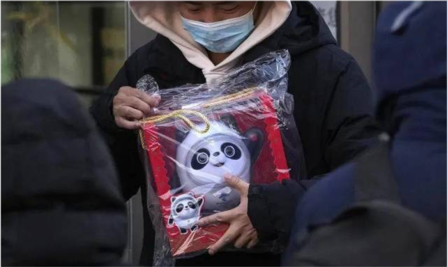 明星花式炫耀冰墩墩，白敬亭“栗不从心”，蒋欣直截了当休闲区蓝鸢梦想 - Www.slyday.coM