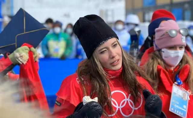 谷爱凌今天又饿了！一边吃包子一边说：1金1银开心，还有1个项目休闲区蓝鸢梦想 - Www.slyday.coM