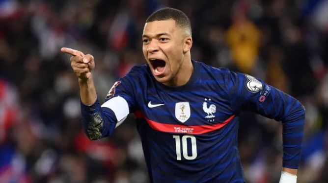 凌晨2点姆巴佩被曝争议签约!大巴黎措手不及,球迷：追逐C罗脚步休闲区蓝鸢梦想 - Www.slyday.coM