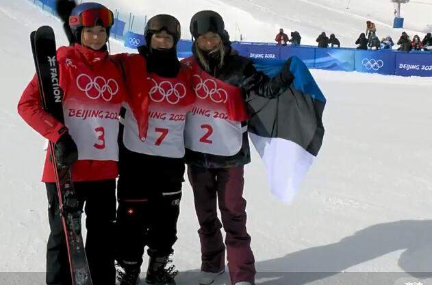 恭喜!谷爱凌86.23分夺银牌,颁奖仪式高举冰墩墩开心笑了休闲区蓝鸢梦想 - Www.slyday.coM 恭喜!谷爱凌86.23分夺银牌,颁奖仪式高举冰墩墩开心笑了休闲区蓝鸢梦想 - Www.slyday.coM