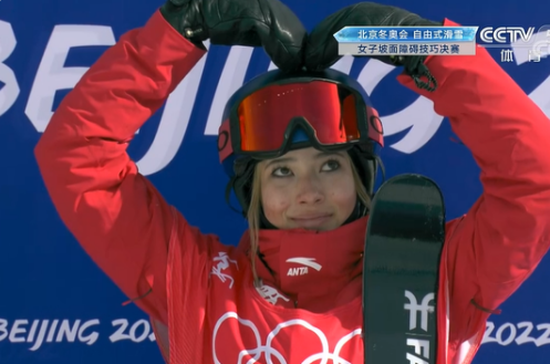 大心脏！谷爱凌第三跳86.23分逆袭夺银 面对镜头比心太可爱休闲区蓝鸢梦想 - Www.slyday.coM