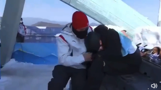 苏翊鸣3次落泪痛哭！抱着日本教练情绪失控，日教练用中文说开心休闲区蓝鸢梦想 - Www.slyday.coM