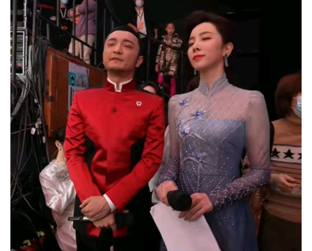 央视元宵晚会的主持人阵容,礼服曝光,马凡舒李思思同台纱裙比美__财经