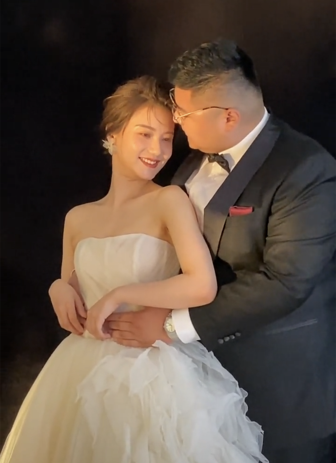 猴哥何钰欣情人节拍婚纱照现场拥抱秀恩爱中西两套婚纱太唯美