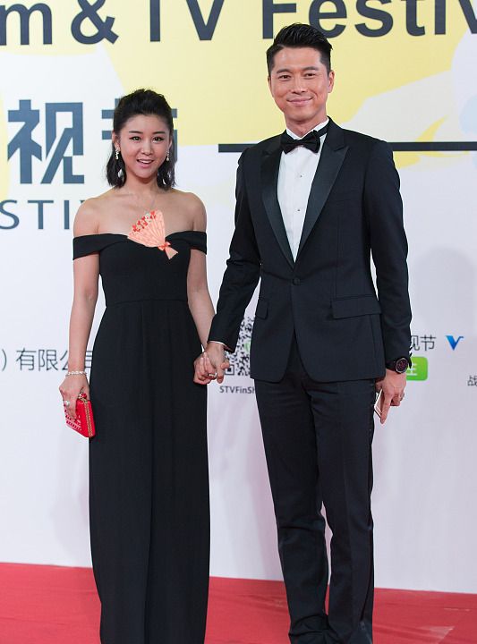 李小萌与老公高调秀恩爱同穿黑衣像情侣装搂腰亲亲看着好甜蜜