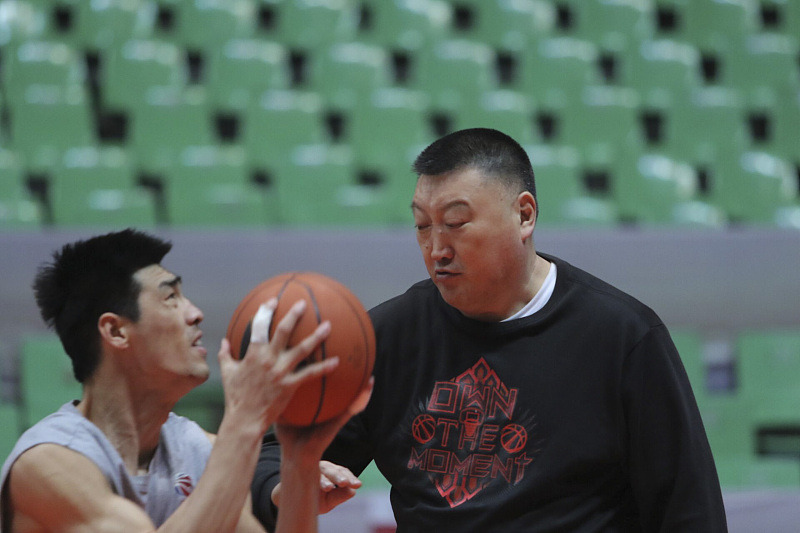 张春军作为前锋球员,身高195cm,体重98kg,今年34岁,先后效力于浙江
