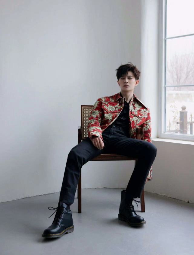 任嘉伦穿红色外套也太抢镜了这一身造型实用百搭又绅士